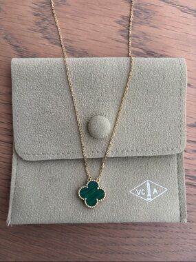 Van Cleef & Arpels Green Malachite Alhambra Pendant Necklace - Gold